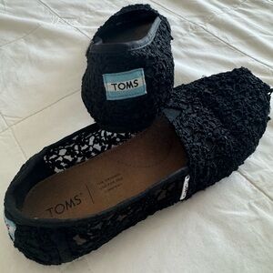 I’m selling Tom’s shoes